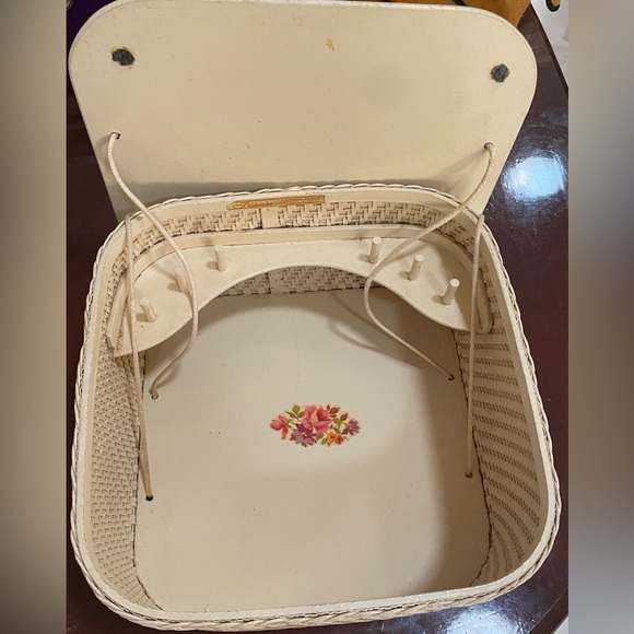 PRINCESS VINTAGE WICKER SEWING 🧵 BOX 🗃️ BASKET 🧺 from the 50’s Floral Decal - Picture 4 of 15